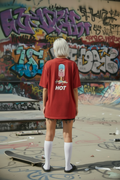Rotes T-Shirt – HOT Eis – Socken und Schlappen